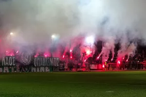 Θύρα 9: "Ομόνοια λαός..."