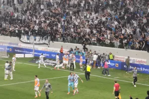 Απόλλων - ΑΕΚ: Τεράστια νίκη με 10 παίκτες, ο Ουάρντα στο 97' "κλείδωσε" την εξάδα! (φώτος)