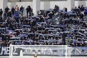 ΘΥΡΑ 1/"Αυτό κι' αν είναι πρωτάκουστο- Μαζευόμαστε στο Κολόσσι από το πρωί!"