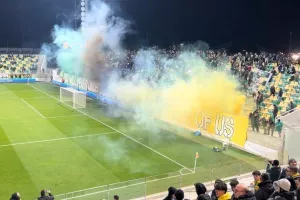 Γέμισε... καπνογόνα το πέταλο των ΑΕΚτζήδων (βίντεο/φώτος)