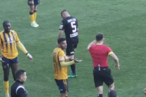 Μείωσε στο σκορ με πέναλτι μετά από παρέμβαση του VAR η ΑΕΚ 