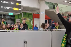 Υποδοχή ΑΕΚτζήδων στο αεροδρόμιο, "ΑΕΚ Σκάλα ενωμένη" από τα μεγάφωνα! (βίντεο)