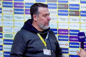 Είπε πολλά ο Πετεβίνος: "Είναι ακόμα στα αποδυτήρια, περίεργο γιατί βιάζονταν να φύγουν"