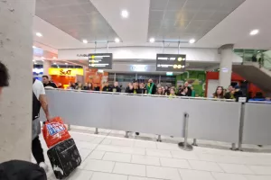 Υποδοχή ΑΕΚτζήδων στο αεροδρόμιο, "ΑΕΚ Σκάλα ενωμένη" από τα μεγάφωνα! (βίντεο)