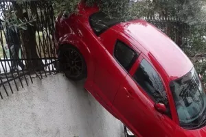 Αυτοκίνητο κατέληξε σε… αυλή σπιτιού (φώτος)
