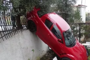 Αυτοκίνητο κατέληξε σε… αυλή σπιτιού (φώτος)