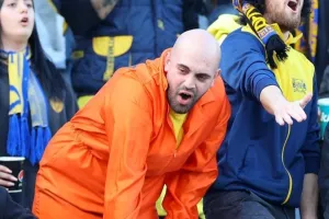 Ντύθηκε... σύνθημα!!