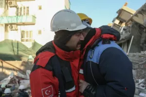 Θρήνος στα συντρίμμια και φόβος για το μετά...