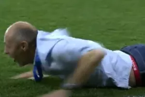 "Τρέλα" Αντόνε στο γκολ, ξάπλωσε στο έδαφος!