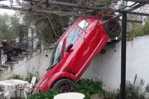 Αυτοκίνητο κατέληξε σε… αυλή σπιτιού (φώτος)