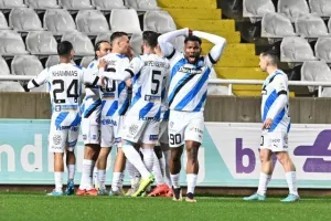ΑΠΟΕΛ - Απόλλων: Χρυσό... γαλαζοκίτρινο τρίποντο με ανατροπή! (φώτος)