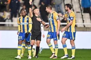 ΑΠΟΕΛ - Απόλλων: Χρυσό... γαλαζοκίτρινο τρίποντο με ανατροπή! (φώτος)
