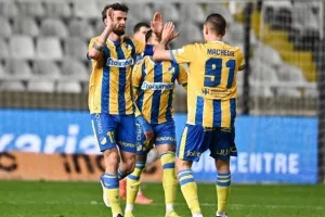 ΑΠΟΕΛ - Απόλλων: Χρυσό... γαλαζοκίτρινο τρίποντο με ανατροπή! (φώτος)