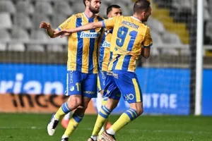 ΑΠΟΕΛ - Απόλλων: Χρυσό... γαλαζοκίτρινο τρίποντο με ανατροπή! (φώτος)