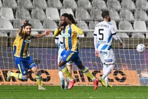 ΑΠΟΕΛ - Απόλλων: Χρυσό... γαλαζοκίτρινο τρίποντο με ανατροπή! (φώτος)