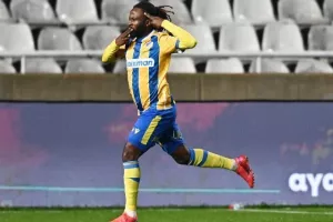 ΑΠΟΕΛ - Απόλλων: Χρυσό... γαλαζοκίτρινο τρίποντο με ανατροπή! (φώτος)