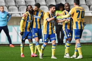 ΑΠΟΕΛ - Απόλλων: Χρυσό... γαλαζοκίτρινο τρίποντο με ανατροπή! (φώτος)