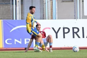 ΕΝΠ - ΑΠΟΕΛ: Αγχώθηκε αλλά... πέρασε με Μπεν και Μακέντα! (φώτος)