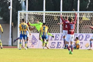 ΕΝΠ - ΑΠΟΕΛ: Αγχώθηκε αλλά... πέρασε με Μπεν και Μακέντα! (φώτος)