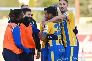 ΕΝΠ - ΑΠΟΕΛ: Αγχώθηκε αλλά... πέρασε με Μπεν και Μακέντα! (φώτος)