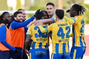 ΕΝΠ - ΑΠΟΕΛ: Αγχώθηκε αλλά... πέρασε με Μπεν και Μακέντα! (φώτος)
