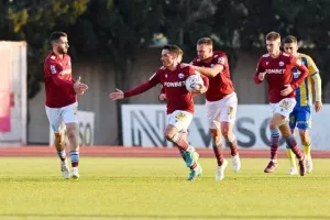 ΕΝΠ - ΑΠΟΕΛ: Αγχώθηκε αλλά... πέρασε με Μπεν και Μακέντα! (φώτος)