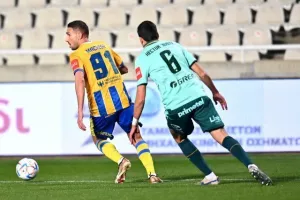 Ομόνοια - ΑΠΟΕΛ: Το γύρισε με δέκα παίκτες και πήρε προβάδισμα! (φώτος)