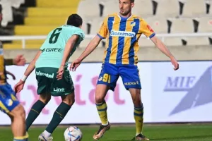 Ομόνοια - ΑΠΟΕΛ: Το γύρισε με δέκα παίκτες και πήρε προβάδισμα! (φώτος)