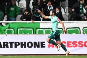 Ομόνοια - ΑΠΟΕΛ: Το γύρισε με δέκα παίκτες και πήρε προβάδισμα! (φώτος)