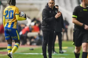 Ομόνοια - ΑΠΟΕΛ: Το γύρισε με δέκα παίκτες και πήρε προβάδισμα! (φώτος)