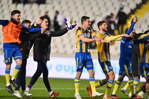 (3 ΒΙΝΤΕΟ Kerkida/φώτος) Το... πάρτι με κόσμο-παίκτες στη Νότια