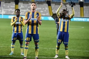 ΑΠΟΕΛ - Απόλλων: Χρυσό... γαλαζοκίτρινο τρίποντο με ανατροπή! (φώτος)