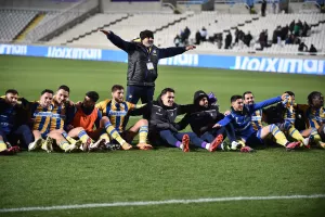 (3 ΒΙΝΤΕΟ Kerkida/φώτος) Το... πάρτι με κόσμο-παίκτες στη Νότια