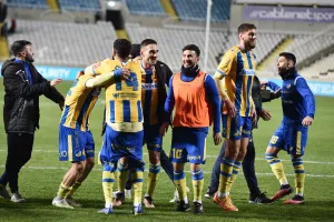 (3 ΒΙΝΤΕΟ Kerkida/φώτος) Το... πάρτι με κόσμο-παίκτες στη Νότια