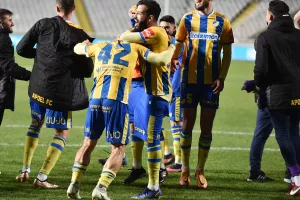 (3 ΒΙΝΤΕΟ Kerkida/φώτος) Το... πάρτι με κόσμο-παίκτες στη Νότια