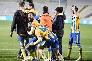 (3 ΒΙΝΤΕΟ Kerkida/φώτος) Το... πάρτι με κόσμο-παίκτες στη Νότια