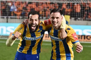 (3 ΒΙΝΤΕΟ Kerkida/φώτος) Το... πάρτι με κόσμο-παίκτες στη Νότια