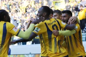 ΑΕΛ - ΑΕΚ: Της έσπασε το σερί και έμεινε... ζωντανή για εξάδα! (Φώτος)