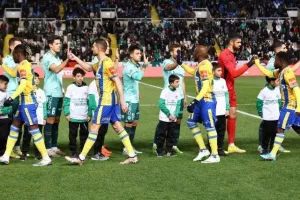 Ομόνοια - ΑΠΟΕΛ: Το γύρισε με δέκα παίκτες και πήρε προβάδισμα! (φώτος)