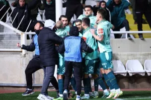 Ομόνοια - ΑΠΟΕΛ: Το γύρισε με δέκα παίκτες και πήρε προβάδισμα! (φώτος)