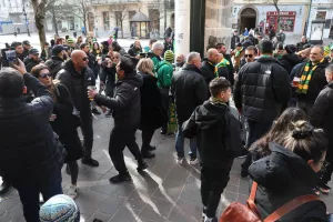 Ανεβαίνουν τα ντεσιμπέλ στο Κόσιτσε από τους AEKτζήδες (βίντεο/φώτος kerkida)