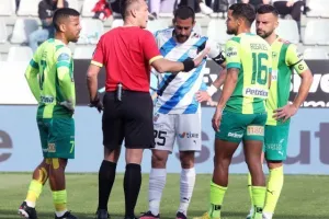 Απόλλων - ΑΕΚ: Τεράστια νίκη με 10 παίκτες, ο Ουάρντα στο 97' "κλείδωσε" την εξάδα! (φώτος)