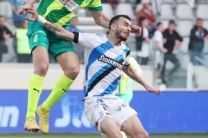 Απόλλων - ΑΕΚ: Τεράστια νίκη με 10 παίκτες, ο Ουάρντα στο 97' "κλείδωσε" την εξάδα! (φώτος)