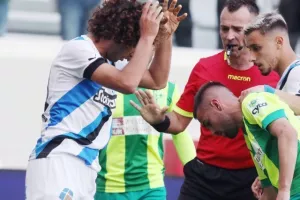 Απόλλων - ΑΕΚ: Τεράστια νίκη με 10 παίκτες, ο Ουάρντα στο 97' "κλείδωσε" την εξάδα! (φώτος)