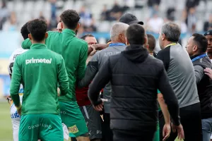 Άναψαν τα αίματα μεταξύ των ποδοσφαιριστών στη λήξη του ημιχρόνου (βίντεο/φώτος)