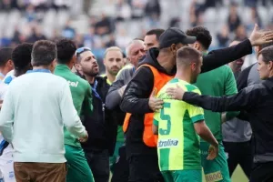 Απόλλων - ΑΕΚ: Τεράστια νίκη με 10 παίκτες, ο Ουάρντα στο 97' "κλείδωσε" την εξάδα! (φώτος)
