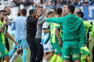 Άναψαν τα αίματα μεταξύ των ποδοσφαιριστών στη λήξη του ημιχρόνου (βίντεο/φώτος)