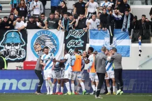 Απόλλων - ΑΕΚ: Τεράστια νίκη με 10 παίκτες, ο Ουάρντα στο 97' "κλείδωσε" την εξάδα! (φώτος)