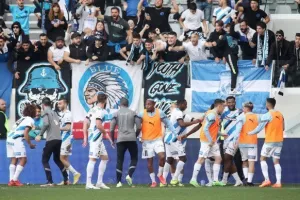 Απόλλων - ΑΕΚ: Τεράστια νίκη με 10 παίκτες, ο Ουάρντα στο 97' "κλείδωσε" την εξάδα! (φώτος)