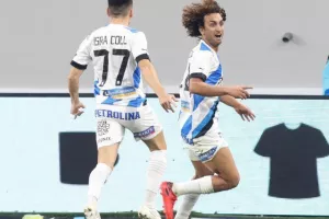 Απόλλων - ΑΕΚ: Τεράστια νίκη με 10 παίκτες, ο Ουάρντα στο 97' "κλείδωσε" την εξάδα! (φώτος)